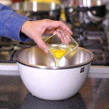Mezclar en un tazón los huevos con la leche, la sal. Rs 1482331511