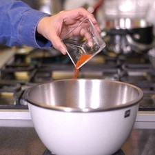 Añadir la páprika y el ajo en polvo, y batir con el batidor de globo para integrar todos los ingredientes. Rs 1482331533