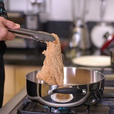 Sofreír en aceite caliente cada pechuga por ambos lados a que tome un tono dorado ligero. Retirar y colocar en un plato con papel absorbente, para quitar el exceso de grasa. Reservar. Rs 1482331591