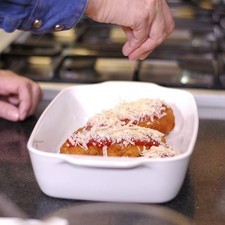 Espolvorear con el queso parmesano y el orégano Hornear de 10 a 15 minutos a 200 ° C o hasta que al picar la carne con un palillo, el jugo salga transparente. Rs 1482331752