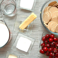 Ingredientes para pay 1 cucharada de jugo de limón 1/2 taza de azúcar blanca 1 cucharada de esencia de vainilla 300 gramos de galletas marías 90 gramos de mantequilla sin sal 3 tazas de yogurt natural 21 gramos de grenetina natural 1/2 taza de agua Ingredientes para cerezas 1/2 taza de azúcar blanca 3 cucharadas de maicena (fécula de maíz) 3 tazas de cerezas Rs 1482333437