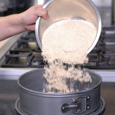 Colocar las galletas sobre el un molde desmoldable para pastel. Rs 1482333504