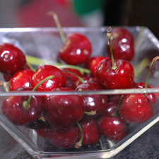Para preparar la decoración de cerezas, cortar las cerezas en dos partes y retirar los huesos y reservar. Rs 1482333594