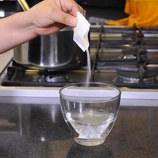 Para preparar el relleno, agregar la grenetina poco a poco en forma de lluvia a la media taza de agua. Rs 1482333731