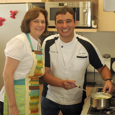 El chef Azari Cuenca de Grupo Litoral y Sonia Ortiz.