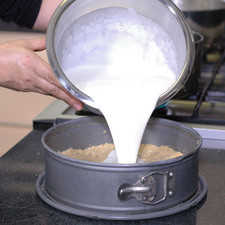 Vaciar sobre el molde con las galletas. Refrigerar al menos tres horas. Rs 1482334136
