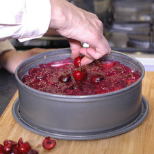Decorar con las cerezas que había reservado. Refrigerar al menos una hora. Desmoldar. Rs 1482334199