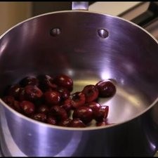 Colocar en una olla honda 2 taza de cerezas partidas. Rs 1482335182