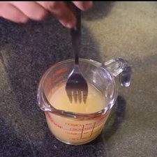 Mezclar ligeramente con un tenedor y dejar reposar 5 minutos hasta que se vea sólida. Poner a calentar a baño maría, mezclando hasta que se disuelva. Dejar enfriar un poco. Rs 1482335277