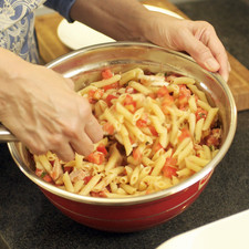 Agregar la pasta al tazón con todos los ingredientes.