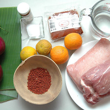 Ingredientes para receta. 65 gr de achiote 4 naranjas agrias 2 kilos de carne de cerdo 1 hoja de plátano 2 cebollas moradas 1 sobre de chile molido 1 litro de agua Sal al gusto Rs 1482865914
