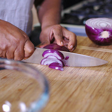 Para preparar el curtido de cebollas: Cortar las cebollas en cuadros pequeños. Rs 1482865974