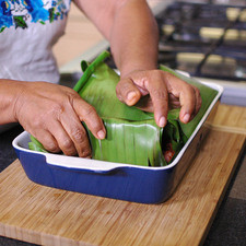 Tapar con la misma hoja y hornear durante una hora y media o hasta que la carne esté cocida. Rs 1482866209
