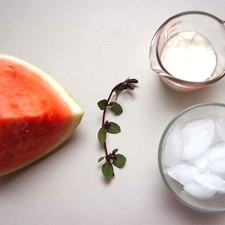 Ingredientes para receta 1/4 pieza de sandía 1/2 taza de yogurt griego 1 rama de menta fresca hielo al gusto