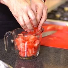 Retirar las semillas y picar medir hasta obtener dos tazas.