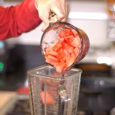 Colocar en el vaso de la licuadora la sandía picada.