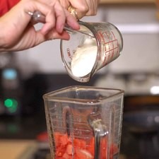 Añadir yogurt griego.