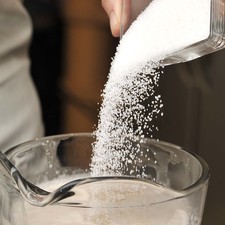 Añadir el azúcar y mezclar bien. Este concentrado se diluye al gusto, agregando aproximadamente dos litros de agua o leche y se endulza con un cuarto de taza de azúcar o miel de agave.