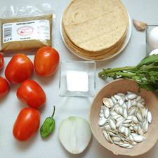 Ingredientes para receta 250 gramos de pepita para papadzul 6 piezas de huevo 6 piezas de jitomate guaje 22 piezas de tortilla de maíz 2 tazas de agua 3 ramas de epazote 1/4 pieza de cebolla blanca 3 cucharadas de aceite de oliva sal al gusto ajo al gusto 1 pieza de chile habanero