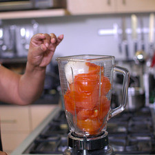 Colocar los jitomates cocidos, la cebolla, el ajo y epazote, licuar hasta obtener una mezcla homogénea. Reservar