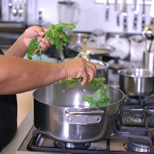 Para preparar la salsa, poner a hervir los jitomates, la cebolla, el diente de ajo y las ramas de epazote, en una olla honda con agua durante 10 minutos