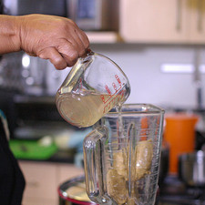 Licuar la pepita para papadzul con un poco del agua donde se cocieron los jitomates.