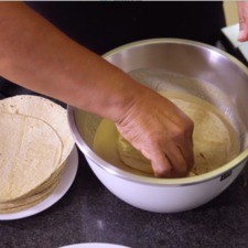 Pasar las tortillas por la mezcla de la pepita.