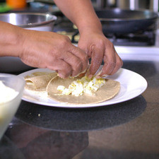 Colocar en un plato la tortilla y rellenar con un poco de huevo duro, envolver en forma de taco.