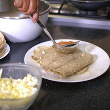 Para servir colocar 3 tortillas rellenas y bañar con salsa.