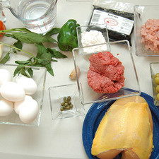 Ingredientes para receta 125 gramos de recado negro 8 piezas de huevo 1 pieza de jitomate guaje 1/4 pieza de cebolla blanca 1 pieza de chile dulce 8 piezas de alcaparras 1 diente de ajo 200 gramos de carne molida de res 200 gramos de carne molida de cerdo 50 gramos de aceituna verde 1 pieza de pechuga de pollo Ingredientes para caldillo 125 gramos de recado negro 50 gramos de harina de trigo 1 rama de epazote 1 1/2 tazas de agua sal al gusto 1 rama de hierbabuena Rs 1482966218
