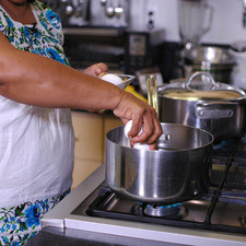 Reservar 2 huevos y poner a cocer 6 huevos en una olla honda con agua durante 10 minutos. Rs 1482966600