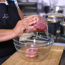 Colocar en un tazón la carne molida de puerco y la carne molida de res. Rs 1482967962