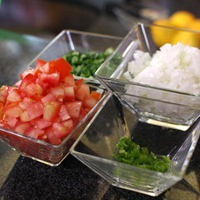 Picar el jitomate guaje, cebolla blanca, chile dulce, alcaparras, aceitunas y diente de ajo. Rs 1482967953