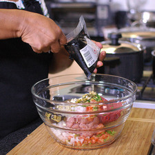 Agregar 60 gramos de recado negro y la yema cocida picada. Revolver muy bien para integrar todos los ingredientes. Rs 1482967997