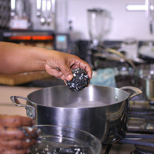 Tomar un poco de carne para formar una bolita pequeña, hacer un hueco y rellenar media yema de huevo cocida Rs 1482968063