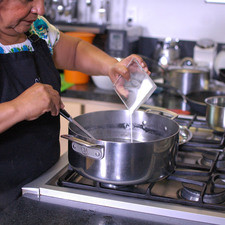 Agregar la harina diluida en agua al consomé de pollo, bajar la lumbre y seguir cociendo durante 5 minutos, moviendo constantemente para que no se hagan grumos. Rs 1482968224