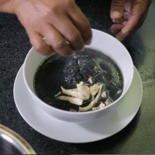 Para servir agregamos el consomé , las albóndigas y el pollo deshebrado al plato. Apagar el fuego. Rs 1482968311