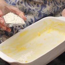 Engrasar una fuente para horno con mantequilla y espolvorearlo con harina. S 1886 1475634526