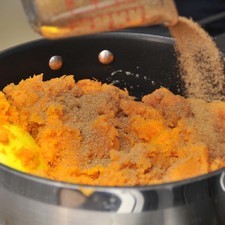 Agregar el jugo de la naranja, el azúcar, la nuez moscada y canela al gusto. Continuar calentando y mezclar bien con la cuchara hasta incorporar. Cocer hasta obtener la consistencia adecuada.