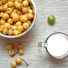 Ingredientes: 8 tazas de nísperos 2 taza de azúcar 1 limón