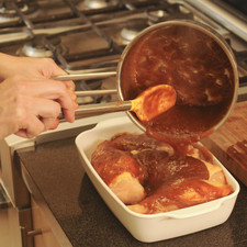 Untar las pechugas de pollo y bañar bien con la salsa en una fuente para horno. Hornear tapadas con papel aluminio durante 60 minutos a 350°F (150°C). Se pueden destapar durante los últimos 10 minutos para que se doren bien.