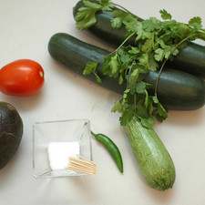 Ingredientes: 2 piezas de pepino 1 calabacita italiana 1 jitomate guaje 1 aguacate 1 chile serrano 5 ramas de cilantro Palillos al gusto Sal al gusto