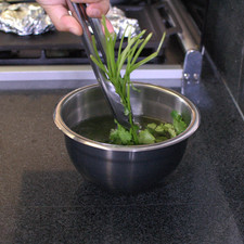 Desinfectar las ramas de cilantro en un tazón con agua y unas gotas de desinfectante durante 5 minutos. Escurrir