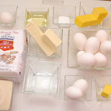 Ingredientes para la masa de bizcocho 1 kilo de harina San Antonio 250 gr de azúcar blanca 20 gr de sal 120 gr de mantequilla 120 gr de margarina 20 gr de leche en polvo 8 huevos 15 gr de levadura seca 200 ml de agua ¼ taza de aceite vegetal Ingredientes para la crema pastelera: ½ taza de leche 2 huevos 1 sobre de atole Tres Estrellas sabor vainilla 20 gr de mantequilla Ingredientes para el relleno 2 cucharadas de canela en polvo 1 taza de crema pastelera 1 huevo Harina de trigo al gusto
