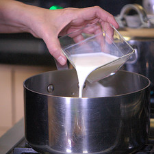 Para preparar la crema pastelera; Añadir en una olla honda la leche.