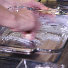 Engrasar un molde para horno de paredes altas con mantequilla.