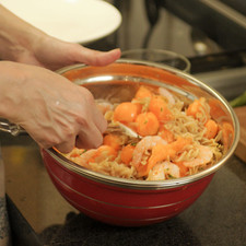 Agregar la pasta fría y el melón, mover suavemente para integrar. Tapar y dejar en refrigeración 30 minutos.