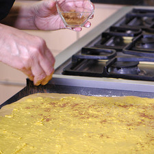 Espolvorear uniformemente la canela sobre la superficie con crema pastelera.