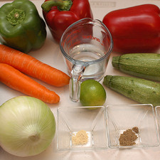 Ingredientes para receta 1 pieza de cebolla blanca 2 piezas de zanahoria 1 pieza de berenjena 1 pieza de pimiento morrón verde 2 piezas de pimiento morrón rojo 2 piezas de calabacita italiana 1 pieza de limón 1/2 taza de agua pimienta negra molida al gusto pimienta blanca molida al gusto pimienta de cayena al gusto