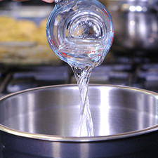 Mezclar en un tazón el agua con el jugo de limón y revolver bien con una cuchara.